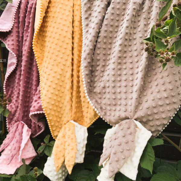 2-in-1-Decke mit Baby-Kuscheltuch – Senf – Bild 2