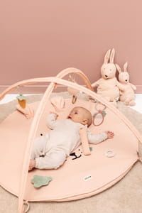 Aktivitäts-Spieldecke mit Bögen – Mrs. Rabbit