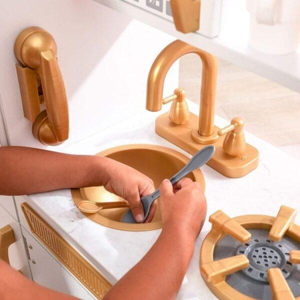 Große weiße und goldene Holzspielküche für Kinder – Bild 2