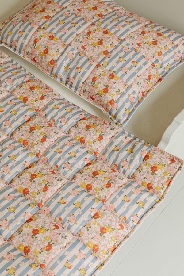 Gestepptes Baumwoll-Patchwork-Decken- + Kissenset groß – Sommergarten – Bild 3